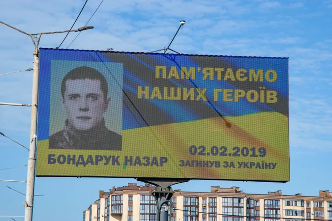 Пам'ятаємо: у Луцьку на бігбордах розмістили фотографії та імена загиблих Героїв (фото)