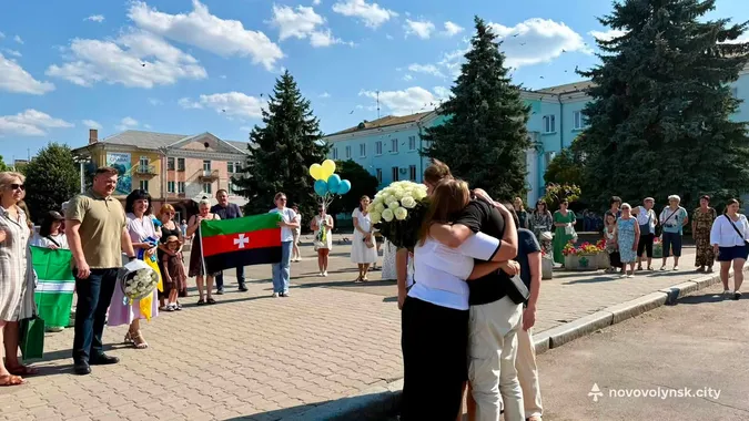 У Нововолинську зустріли звільненого з полону захисника «Азовсталі» Володимира Фаброго (фото)