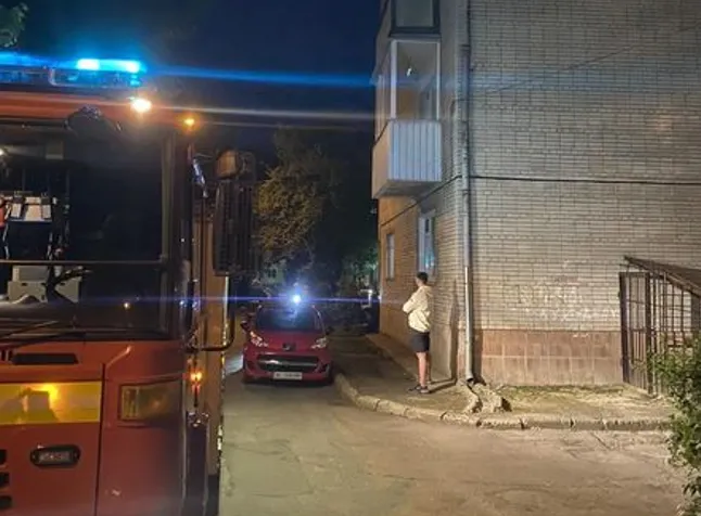 У Луцьку рятувальники лізли через вікно багатоповерхівки, аби врятувати пенсіонера (фото)