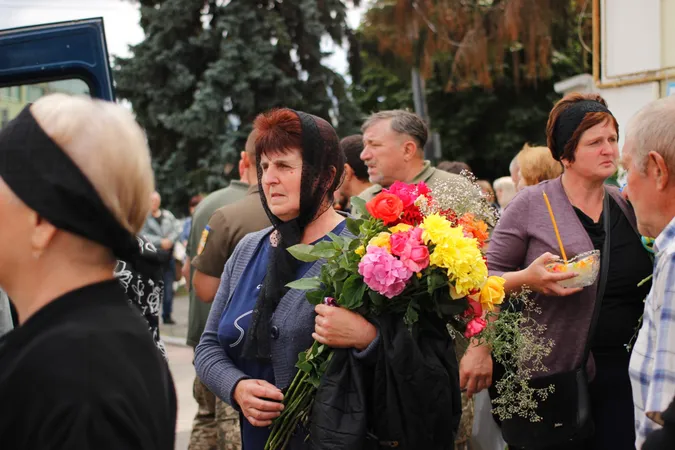 Стільки людей на похоронах давно не було: Луцьк прощався з трьома воїнами (фото, відео)