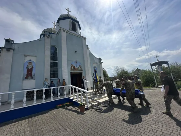 Загинув на Харківщині: на Волині попрощалися з воїном Андрієм Вересом (фото)