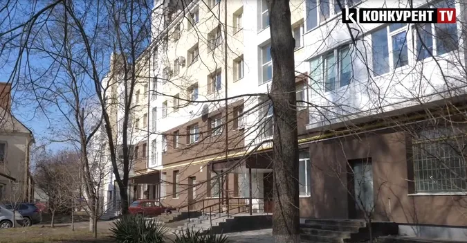 Ламають руки й ноги: мешканці багатоповерхівки у Луцьку б'ють на сполох (відео)