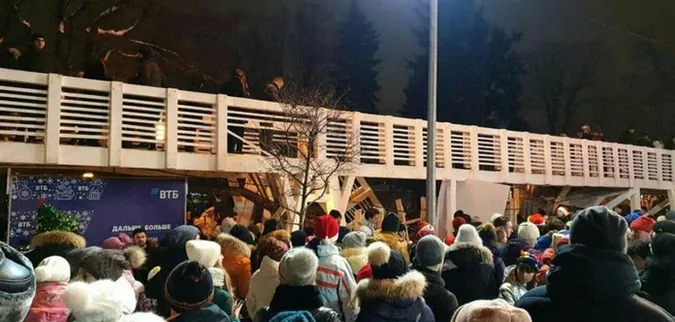 У Москві під час виконання гімну обвалився міст з людьми, є постраждалі (відео)