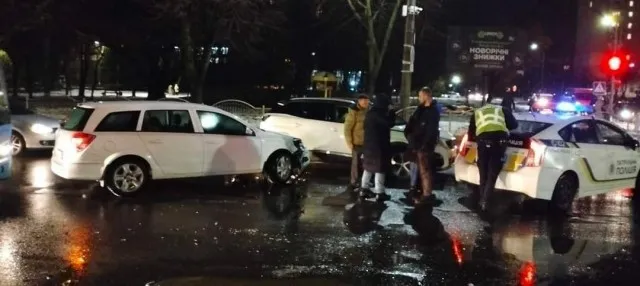 У Луцьку – подвійна аварія за участі таксі: шукають очевидців (фото)