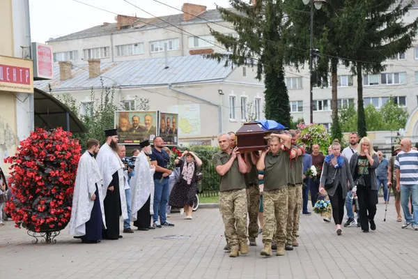 Навіки 33: у Луцьку попрощалися з полеглим воїном Романом Чехайдою (фото)