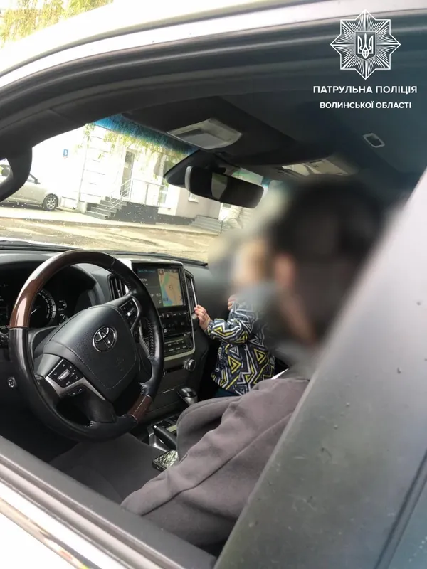 Малюк стояв у салоні авто: на Волині покарали водійку без автокрісла (фото)