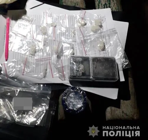 У Луцьку на зупинці затримали чоловіка з «арсеналом» наркотиків (фото, відео, оновлено)