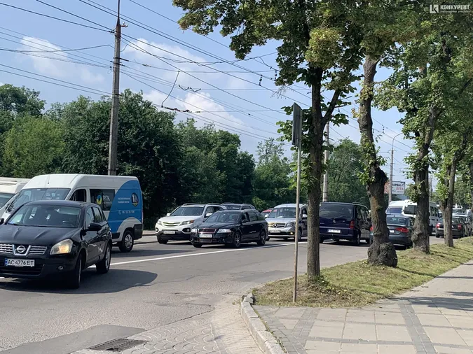 На Глушець у Луцьку збили мотоцикліста, рух вулицею паралізований (фото)