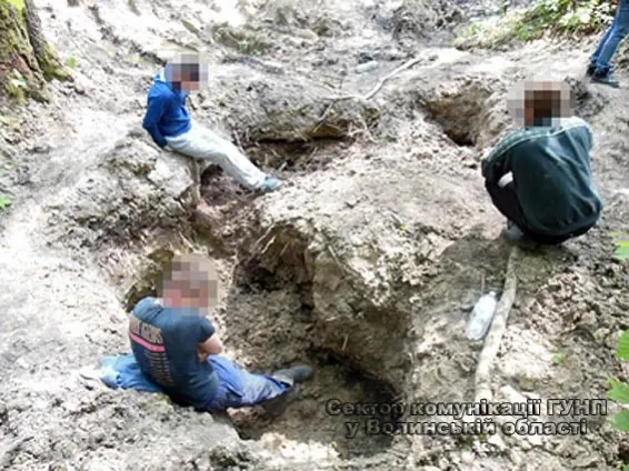 На Волині лопатами викопували бурштин (фото)