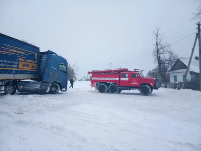 За добу рятувальники звільнили зі снігових кучугур 82 автомобілі (фото, відео)