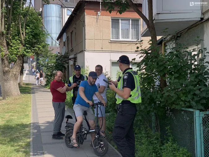 На Глушець у Луцьку збили мотоцикліста, рух вулицею паралізований (фото)