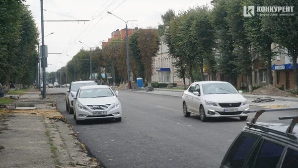 Їздять, ходять, ремонтують: що відбувається на проспекті Волі у Луцьку (фото)