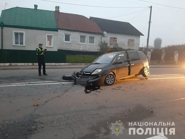 Аварія на Волині: з автомобіля, який виїхав на тротуар, випала пасажирка (фото)