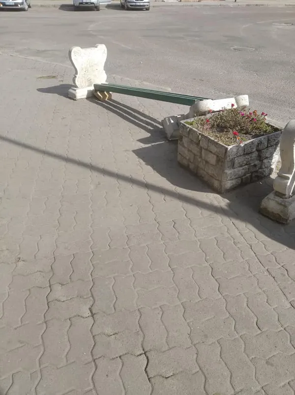 У Ківерцях на вокзалі вандали зламали лавку