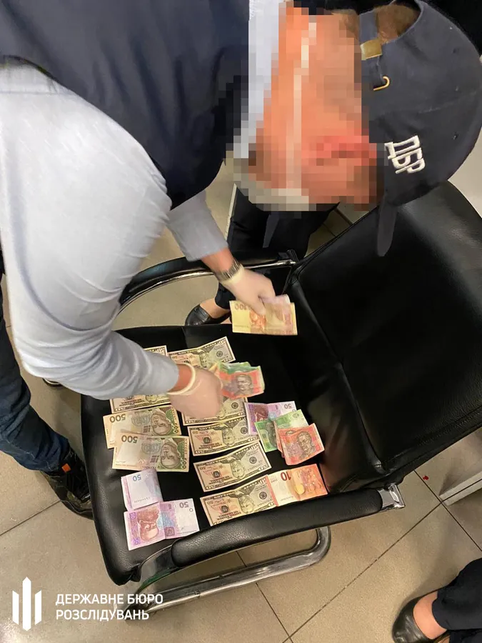 В «Ягодині» митники вимагали 400 доларів за оформлення транспортних засобів (фото)