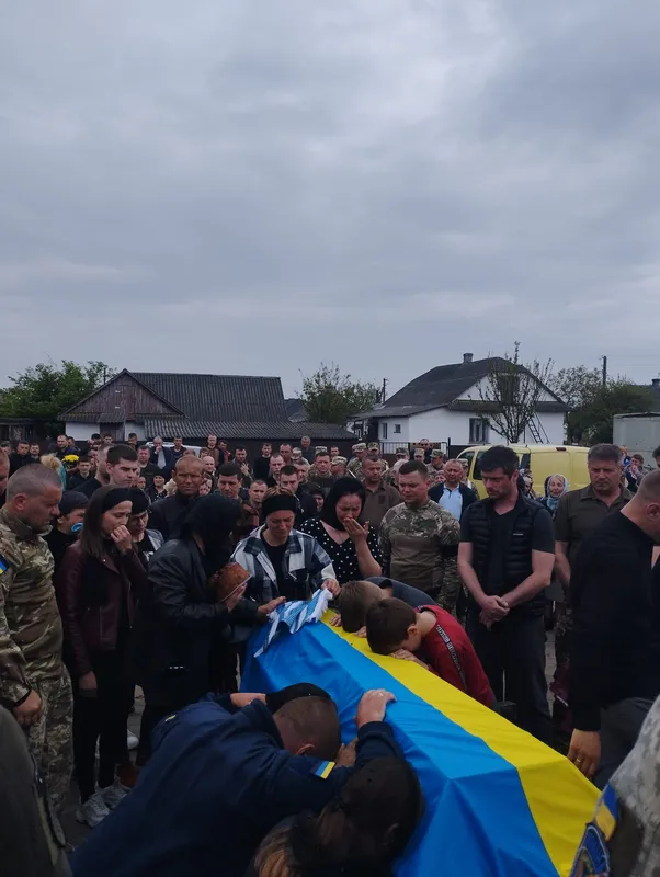 У Шацькій громаді поховали Героя Владислава Наумича (фото)