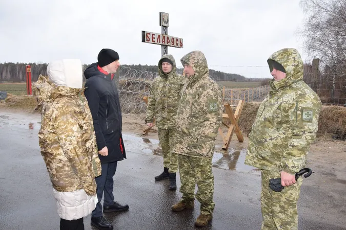 На Волині силовики і місцеві жителі облаштовують фортифікаційні споруди (фото)