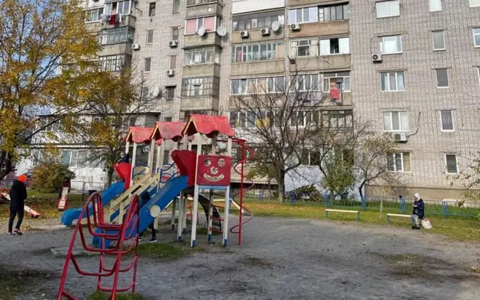 Під Дніпром невідомий стріляв по дітях і тваринах на майданчику (фото)