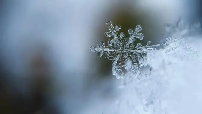 Чому всі сніжинки різні