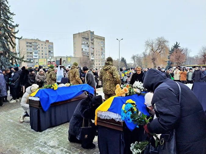 Ковель навколішки попрощався з Героями Миколою Сичем та Андрієм Вдовиченком, які два роки були зниклими безвісти