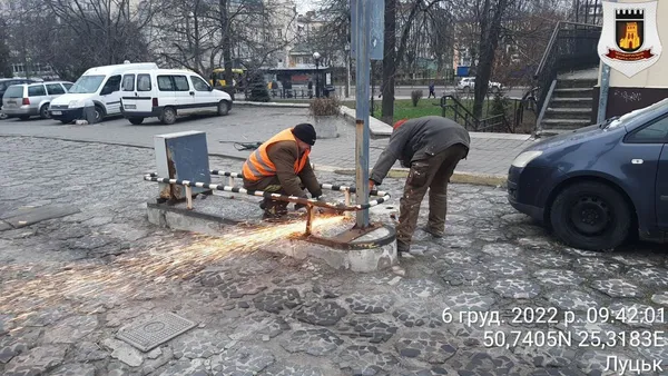 У Луцьку в Старому місті демонтують обмежувачі руху