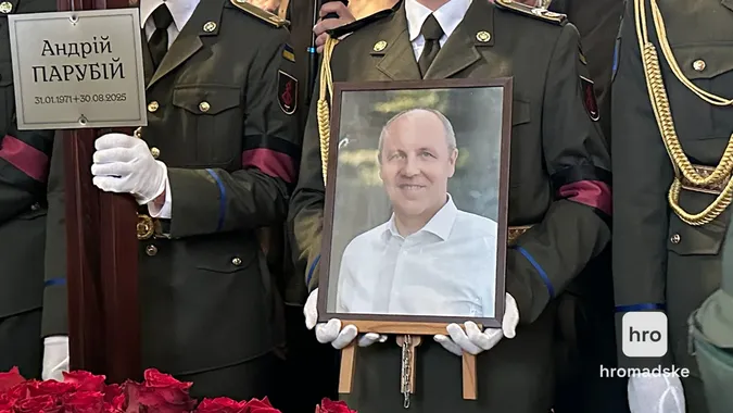 У Львові попрощалися із вбитим політиком Андрієм Парубієм: хто прийшов на поховання (фото)