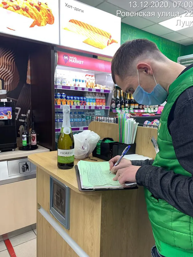 Продавали алкоголь вночі: у Луцьку «здали» заправку WOG, продавця покарають (фото)