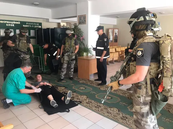 Пожежа, перекриття дороги і заручники: на Волині усі служби підготувалися до виборів (фото)