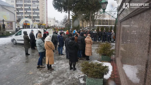 Прожив гідне життя: як Луцьк попрощався з митцем Миколою Голованем (фото, відео)