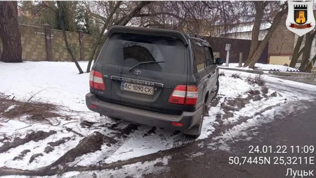 Муніципали у Луцьку «вполювали» автохамів на зелених зонах (фото, відео)