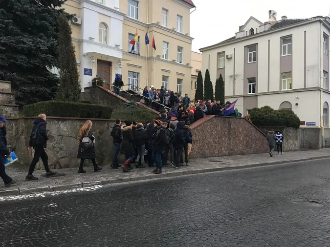 «Пустовіт, виходь!» – студенти протестують під Луцькрадою (фото, оновлюється)