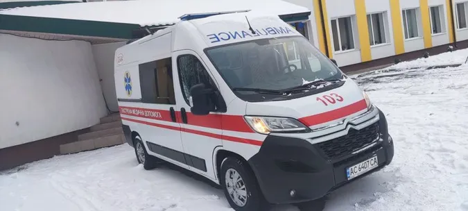 Восьмі пологи: волинянка передчасно народила шестимісячних двійнят у «швидкій»