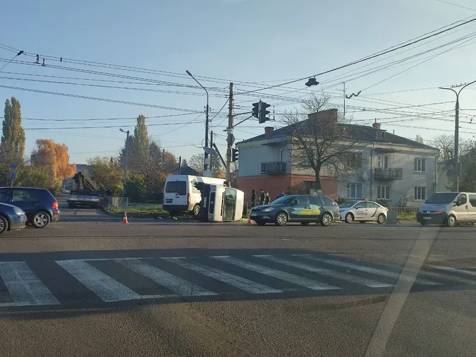 У Луцьку на Дубнівській влупилися два буси (фото, відео)