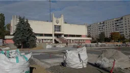 Викорчовані дерева та плитка: що коїться біля луцького РАЦСу (фото)