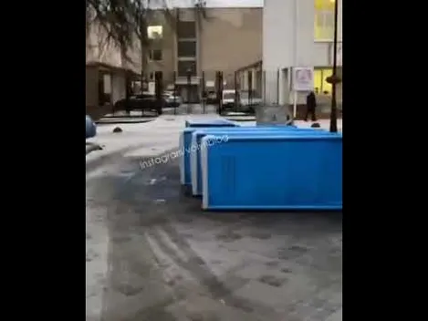 💨 У самісінькому центрі Луцька вітер перевернув біотуалети (відео)