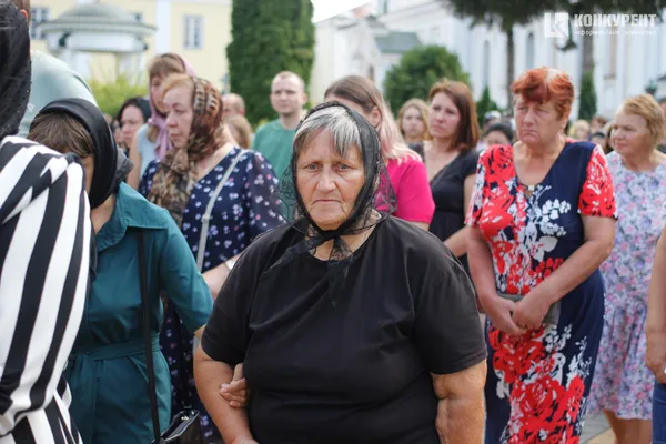 Плакали навіть чоловіки: Луцьк провів у останню путь воїна Михайла Дарчича (фото, відео)