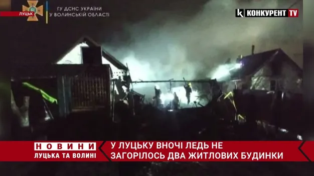 Проклали пів кілометра шланга: в Луцьку сталася нічна пожежа (фото, відео)