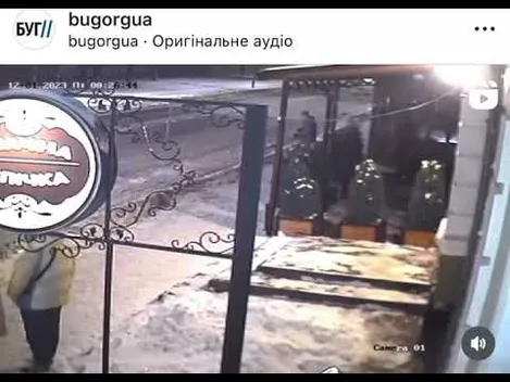 На Волині хлопець розтрощив вітрину: його шукають (відео)
