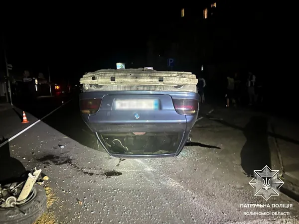 Догори колесами: у Ковелі п'яний на «бесі» збив дорожній знак та перекинувся (фото)