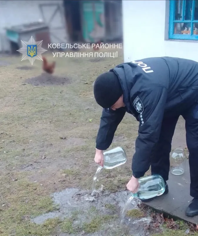На Волині поліцейські знищили 10 літрів самогону та бідон браги (фото)