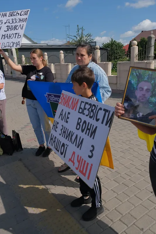 У Володимирі влаштували автопробіг та мирну акцію на підтримку полонених і зниклих безвісти (фото)