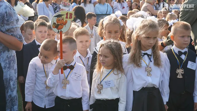 Квіти, дзвоники і діти: як у Луцькому ліцеї №9 відзначили 1 вересня (фото)