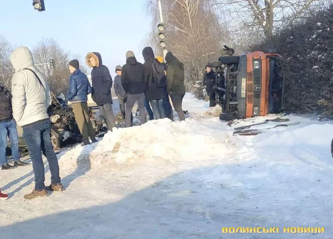 ДТП під Луцьком: легковик протаранив мікроавтобус (фото)