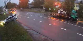 Під Луцьком вантажівка на світлофорі влетіла в легковик і відкинула його на паркан (відео)