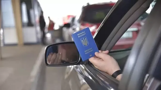 Львівська ОВА випускала за кордон псевдоволонтерів за підписом російського імператора