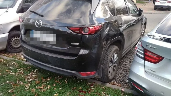П'яний поліцейський протаранив три автівки та влетів у дитячий майданчик (фото, відео)