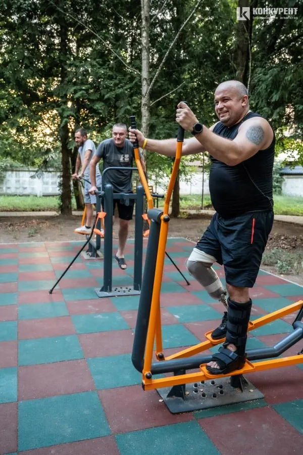 У шпиталях Луцька встановили вуличні тренажери для реабілітації військових (відео)