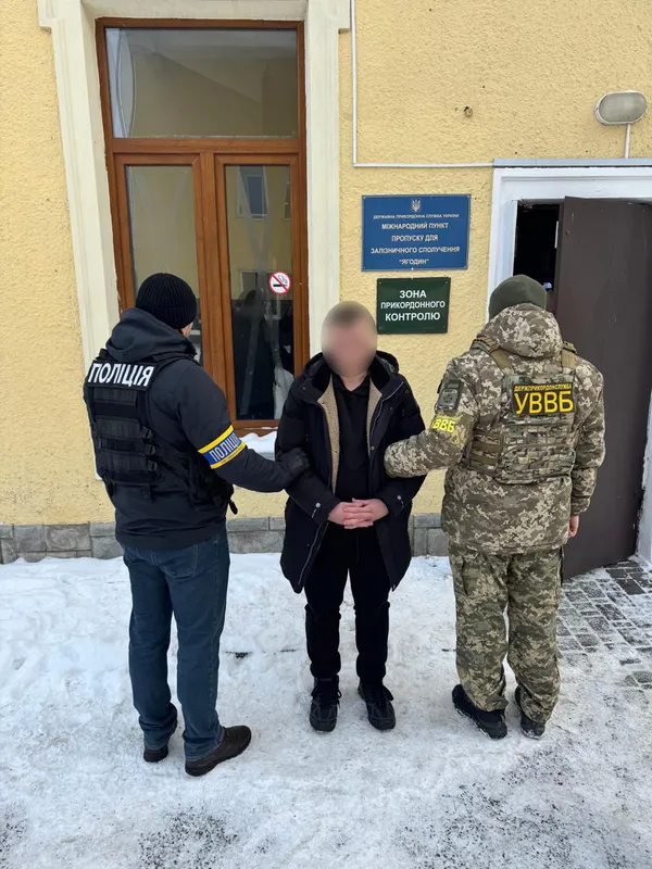 Давав $2000 за виїзд: у «Ягодині» чоловік намагався підкупити прикордонника (фото)