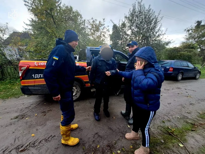Пробув добу в лісі: волинські рятувальники розшукали 77-річного чоловіка (фото)
