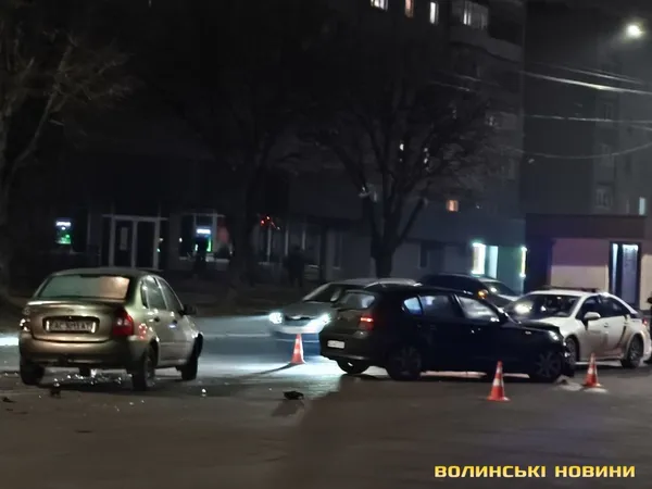 У Луцьку біля міської лікарні ускладнений рух: що там коїться (фото)